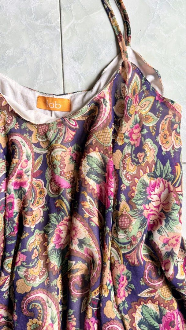 Fab Floral Print Camisole Top (Category: Sleeveless) located in General Santos City (Dadiangas). Submitted by ssssshhhhhhhhh (Listing ID 1459753355, Image 2). Description: - Adorable floral print camisole top - Sheer fabric with a delicate paisley and floral pattern - Features adjustable spaghetti straps for a perfect fit - Estimated size: Small to Medium - Versatile: Great for layering or wearing as a standalone piece - Lightweight and flowy des