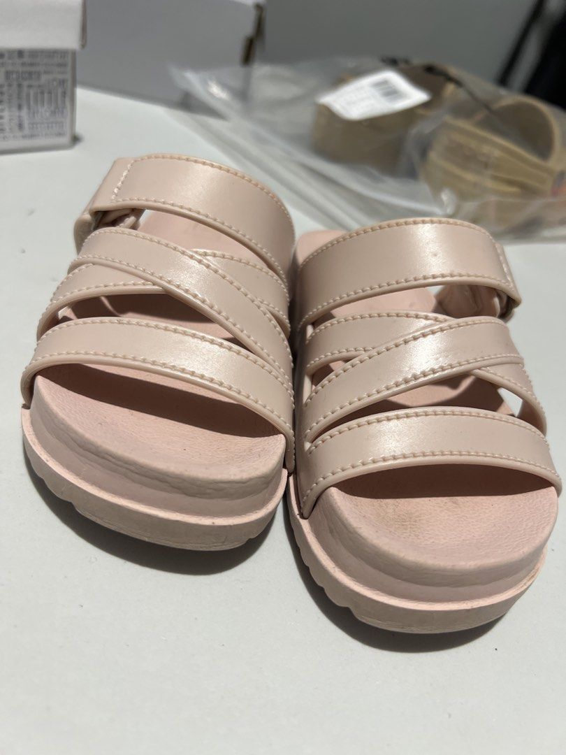 Farlight Pink Slides Sandals Size 25 (Category: Flats & Sandals) located in Manila. Submitted by 7n8sfcvmc200591 (Listing ID 1459755096, Image 1). Description: - Pink slides from Farlight - Easy velcro straps for adjustable fit - Soles with good grip for stability - Size 25. - European size 25 kids sandals fit a foot length of about 150 mm, which is typically suited for toddlers around 2 years old. - RFS: Outgrown.