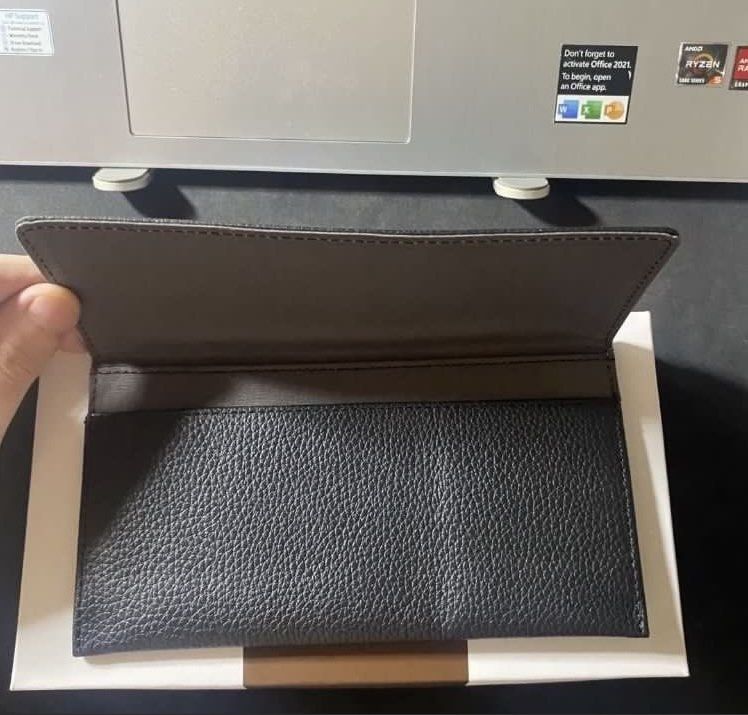 FINO LEATHERWARE Black Leather Long Wallet (Category: Wallets & Card holders) located in Manila. Submitted by bd10eclutters (Listing ID 1459884056, Image 2). Description: - Brand: FINO LEATHERWARE - Material: Genuine Leather (Textured) - Color: Black - Style: Long Wallet, Classic Design.