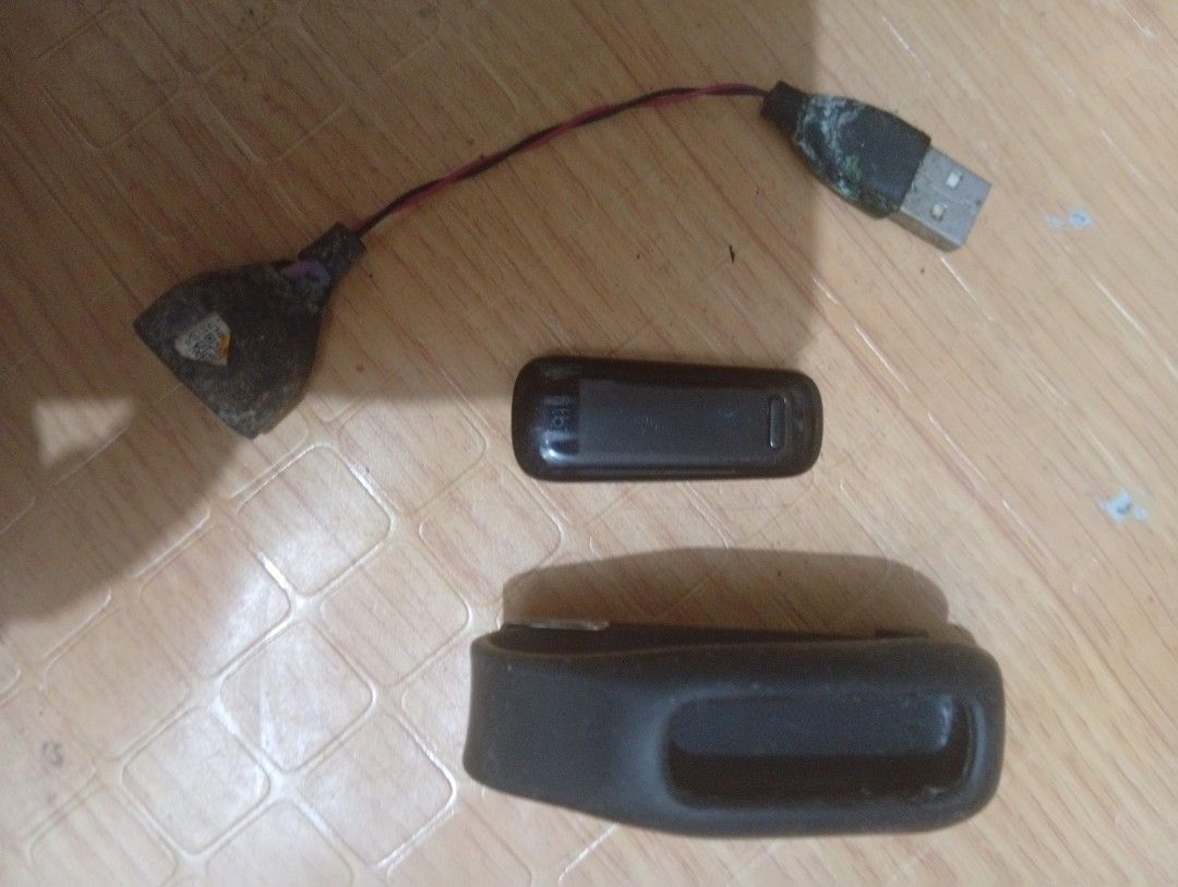 Fitbit One (Category: Wearables & Smart Watches) located in Manila. Submitted by francismanx94 (Listing ID 1459825353, Image 2). Description: No power, battery needs replacement, just have it replaced. Comes with charging cable and a wrist watch band.