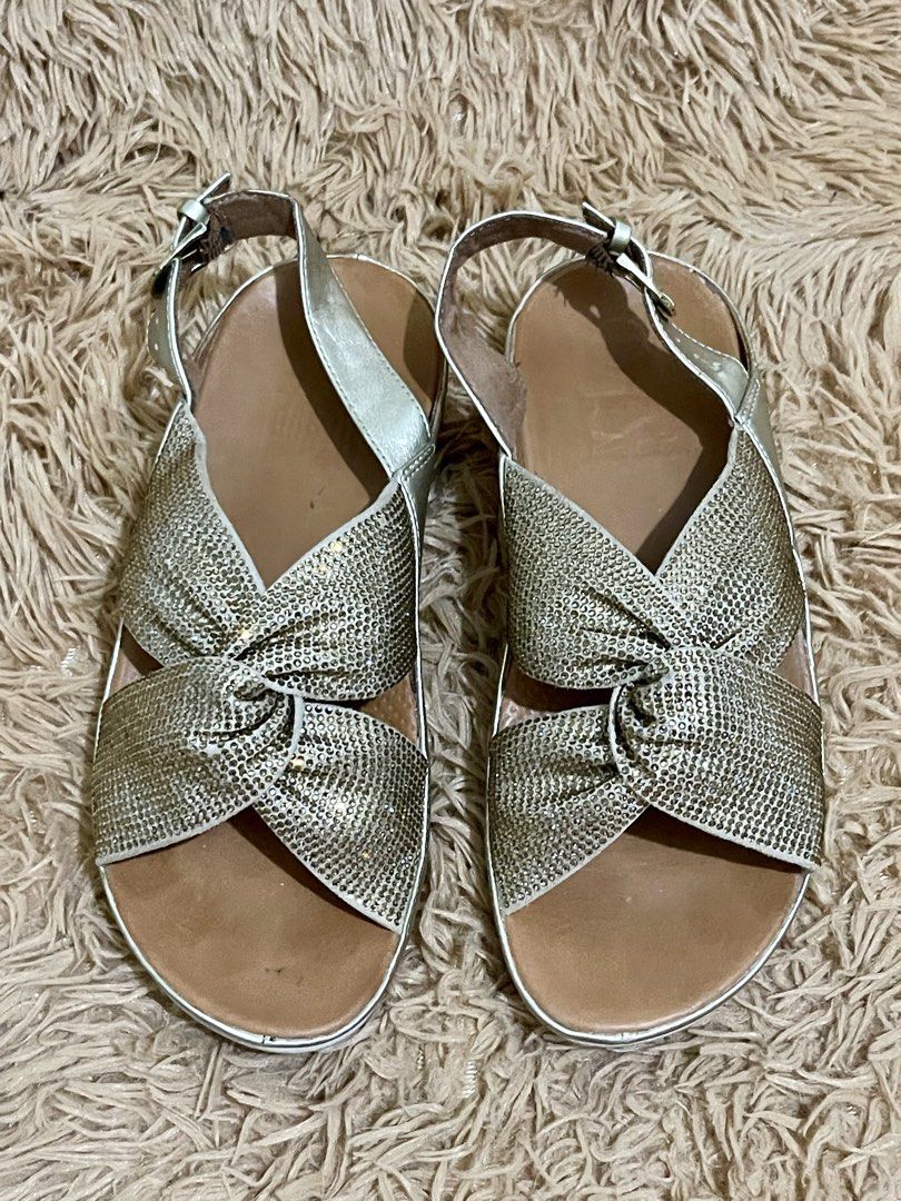 Flipflop sandals size 37-37.5 (Category: Flats & Sandals) located in Quezon City. Submitted by donnieg-227 (Listing ID 1459724994, Image 3). Description: FitFlop Twiss Crystal Sandals in platino Size 37-37.5 sparkling twisted cross-strap design and a supportive back strap.