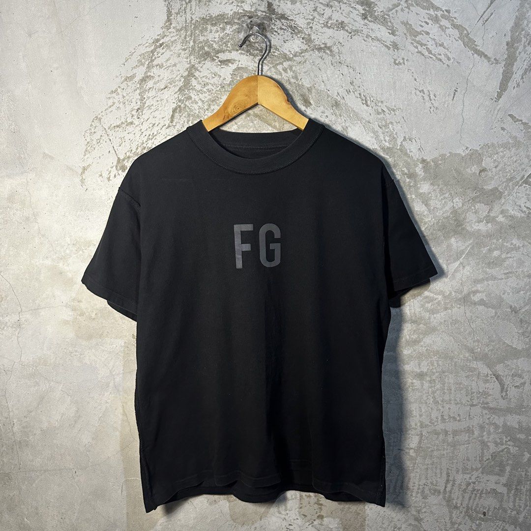 FOG Reflective Tshirt (Category: Tshirts & Polo Shirts ) located in Quezon, Isabela. Submitted by guzzy.archive (Listing ID 1459835442, Image 1). Description: OFF / LEGIT GOOD CONDITION (STILL PRESENTABLE) COLOR RATE 9.5/10 MINIMAL HAIRLINES ON THE BACK PRINT SIZE S TO M MEASUREMENTS - WIDTH 21 / LENGTH 26 400 + SF LOC: LUZON, ISABELA.