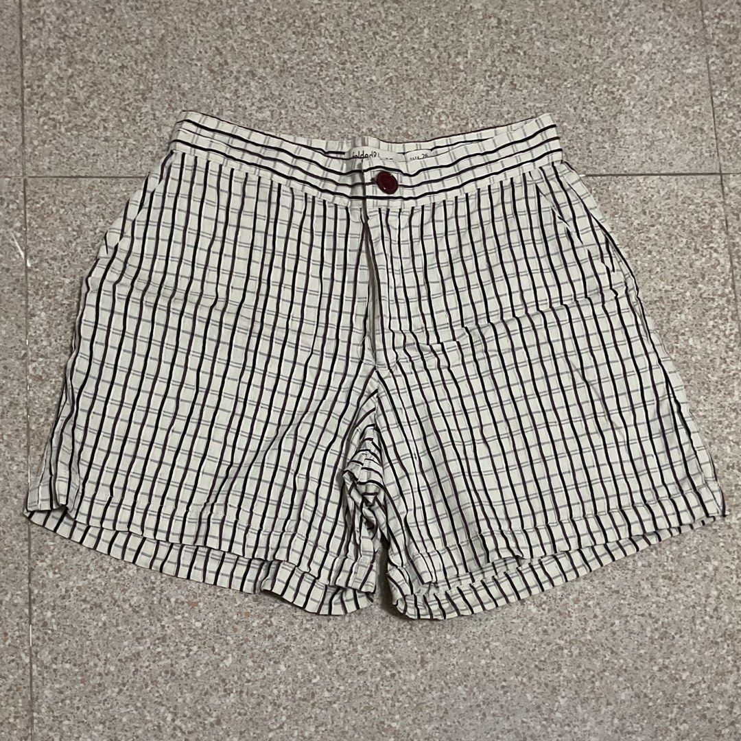 Folded&Hung Women’s Checkered Shorts (Category: Shorts) located in Manila. Submitted by ilovecheesyramen (Listing ID 1459832001, Image 1). Description: 🪩 high-waisted! perfect for summer 🪩 rfs: decluttering 🪩 size 26 .
