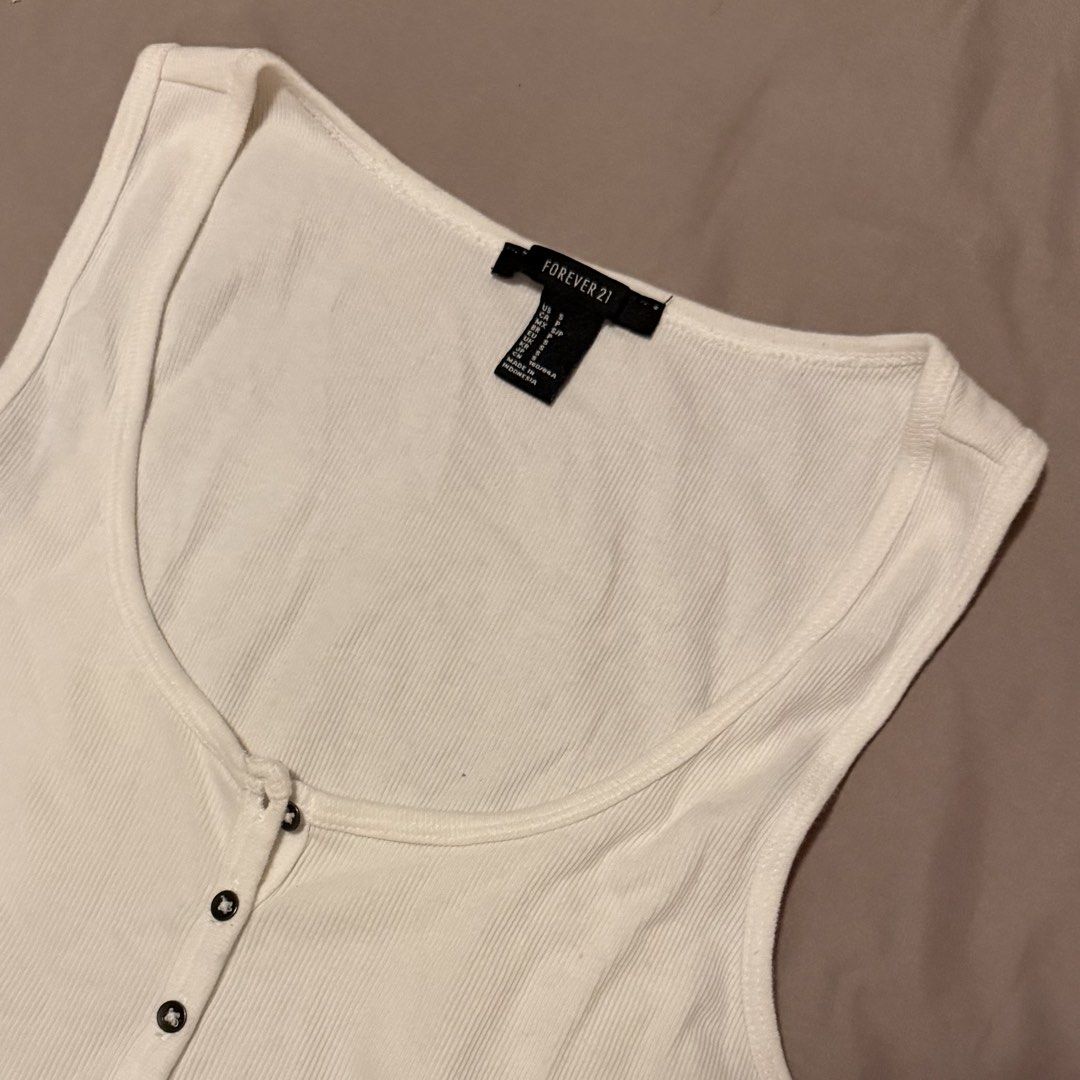 Forever 21 White Ribbed Button-Up Cropped Tank Top (Category: Sleeveless) located in Manila. Submitted by gabskkasells (Listing ID 1459848410, Image 2). Description: Not using this na! RFS: Decluttering.