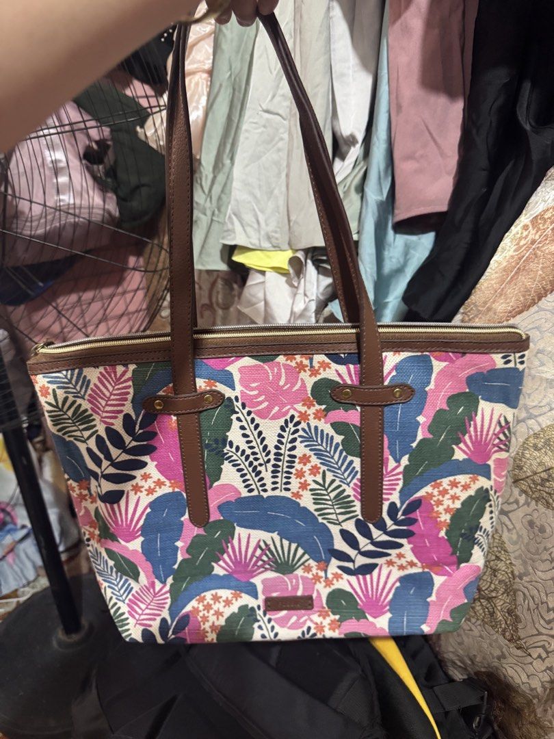 Fossil 100% genuine (Category: Shoulder Bags) located in Manila. Submitted by wildbear.e10374 (Listing ID 1459742119, Image 2). Description: The bag is fossil branded 100% made in Cambodia good quality and hardware leather made interior textile with good appearance not heavy suitable daily used..