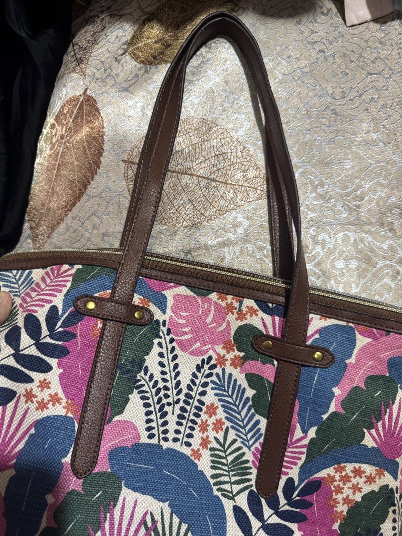 Fossil 100% genuine (Category: Shoulder Bags) located in Manila. Submitted by wildbear.e10374 (Listing ID 1459742119, Image 3). Description: The bag is fossil branded 100% made in Cambodia good quality and hardware leather made interior textile with good appearance not heavy suitable daily used..