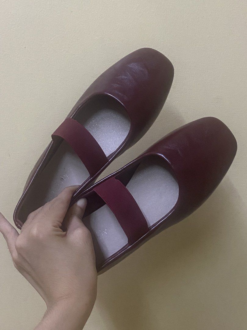 Burgundy Ballet Flats Size 235 (Category: Flats & Sandals) located in Lucena. Submitted by totaldeclutter (Listing ID 1459889224, Image 2). Description: sf 60-80 - Burgundy ballet flats from Sheerly Lily - Features a comfortable elastic strap across the top - Sole marked 235 (1.5) - Ideal for everyday wear - Easy slip-on style.