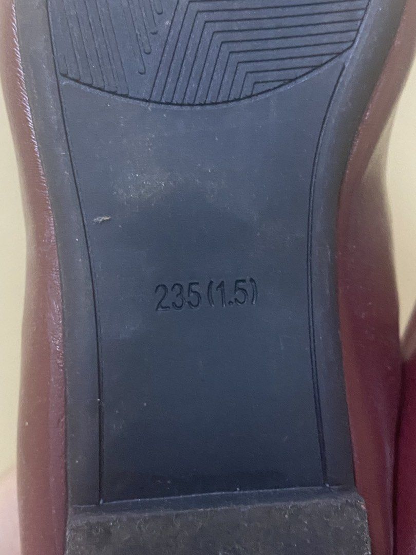 Burgundy Ballet Flats Size 235 (Category: Flats & Sandals) located in Lucena. Submitted by totaldeclutter (Listing ID 1459889224, Image 3). Description: sf 60-80 - Burgundy ballet flats from Sheerly Lily - Features a comfortable elastic strap across the top - Sole marked 235 (1.5) - Ideal for everyday wear - Easy slip-on style.