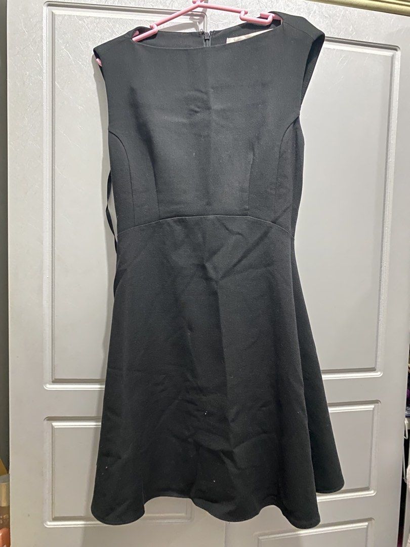French Connection little black dress (Category: Dresses) located in Manila. Submitted by kate________ (Listing ID 1459810118, Image 2). Description: super flattering on the waist !.
