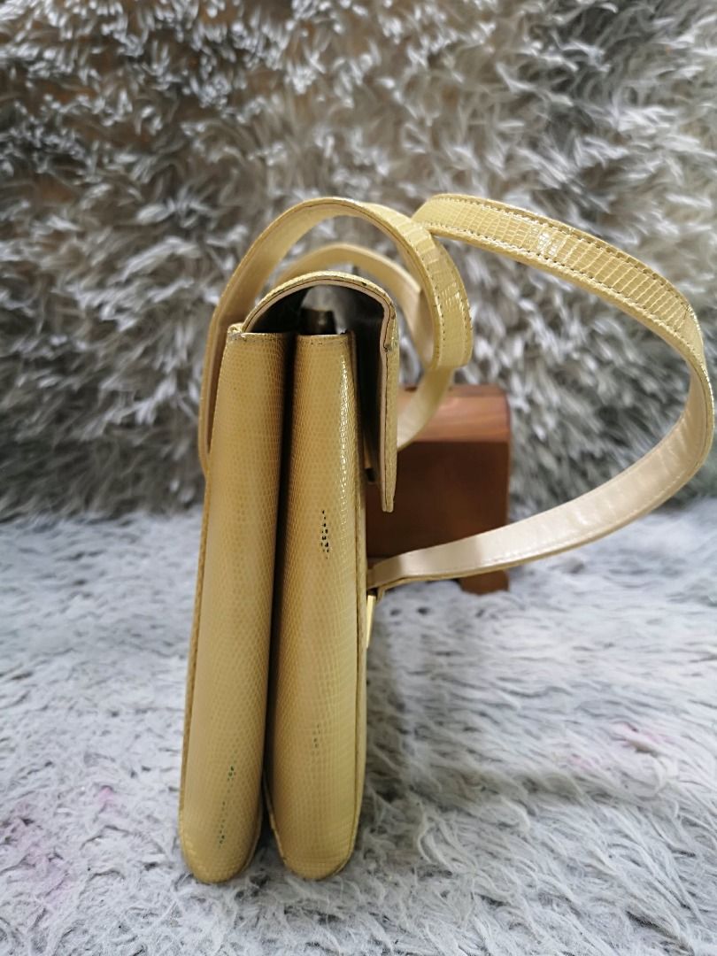 Front Flap Vintage Leather Dual Strap Hand Bag (Category: Purses & Pouches) located in Santa Cruz. Submitted by jmy_surplus.2 (Listing ID 1459721501, Image 2). Description: Size ; L - 8 W - 11.3 Color ; Light Yellow Type ; Hand bag Brand ; No brand Material ; Leather Style ; Snap Closure Leather Hand Bag LR 165 JMY 4 Batch #220 AVAILABLE.