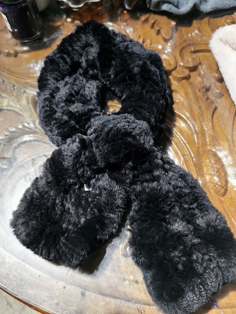 Fur scarf (Category: Scarves) located in Calamba. Submitted by princesspauliney. (Listing ID 1459833371, Image 1). Description: Fur scarf Shoppee check out.