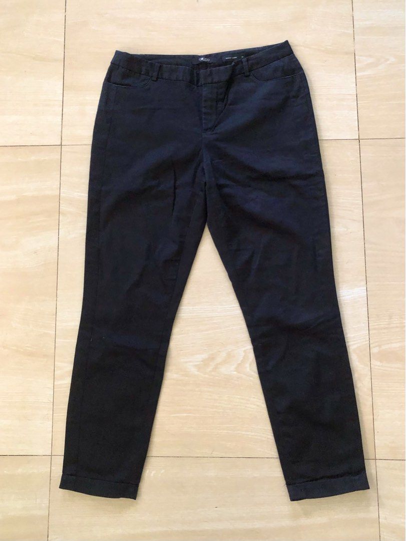 G2OOO Women Capri Pants (Category: Other Bottoms) located in Urdaneta. Submitted by byells (Listing ID 1452351563, Image 1). Description: 28 waist 36" length Solid black like new no issue.