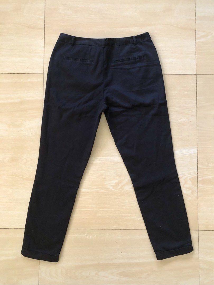 G2OOO Women Capri Pants (Category: Other Bottoms) located in Urdaneta. Submitted by byells (Listing ID 1452351563, Image 2). Description: 28 waist 36" length Solid black like new no issue.