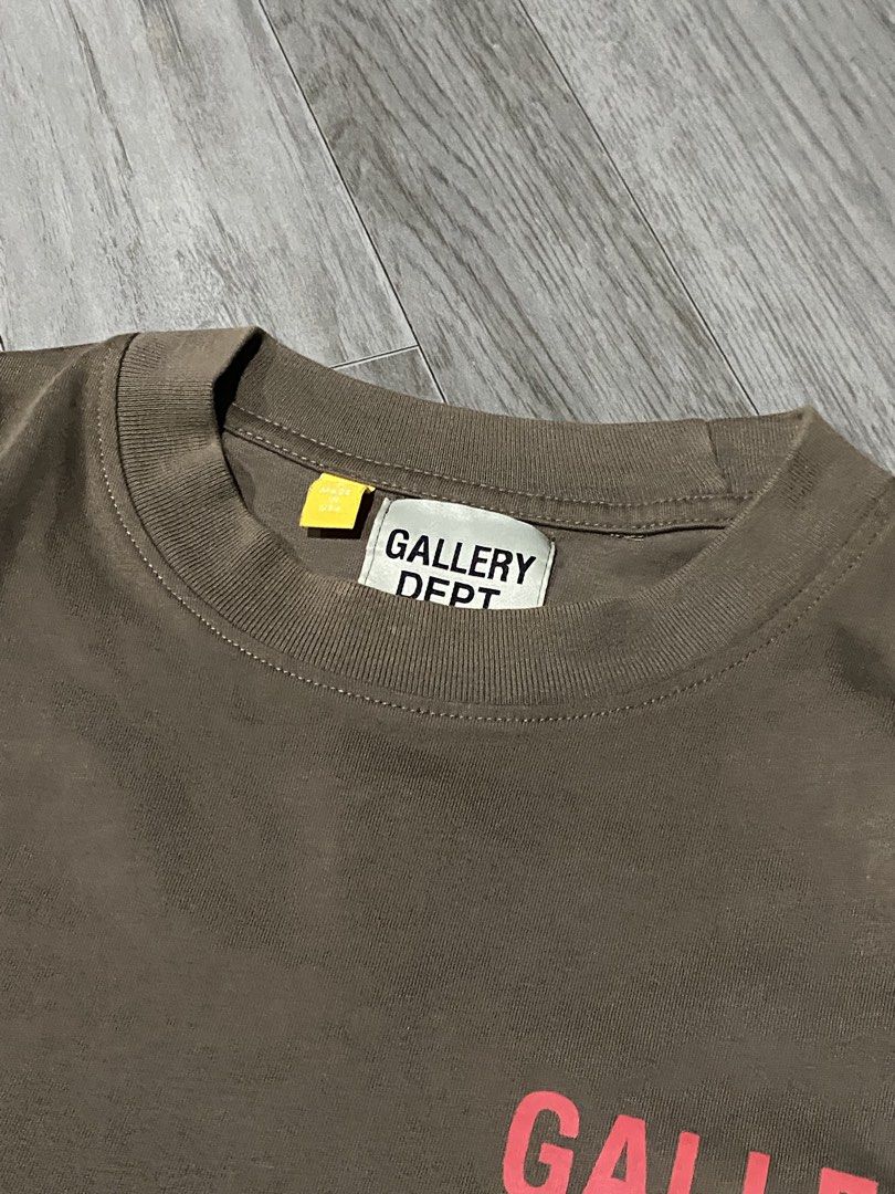 Gallery Dept. Brown Souvenir Longsleeves (Category: Tshirts & Polo Shirts ) located in Manila. Submitted by maisongrails (Listing ID 1459794877, Image 3). Description: Gallery Dept. Brown Souvenir Longsleeve Dimes: 26x22 Condition: 8.5/10 Color rate: 8/10 Issue/s: Fading/white marks on back neckline Price: ₱1,300 📍 Mandaluyong Location 📦 Via Lalamove/J&T. Meetups around mandaluyong & makati area.