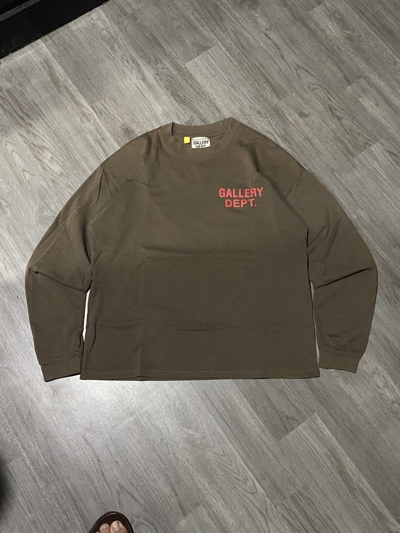Gallery Dept. Brown Souvenir Longsleeves (Category: Tshirts & Polo Shirts ) located in Manila. Submitted by maisongrails (Listing ID 1459794877, Image 1). Description: Gallery Dept. Brown Souvenir Longsleeve Dimes: 26x22 Condition: 8.5/10 Color rate: 8/10 Issue/s: Fading/white marks on back neckline Price: ₱1,300 📍 Mandaluyong Location 📦 Via Lalamove/J&T. Meetups around mandaluyong & makati area.