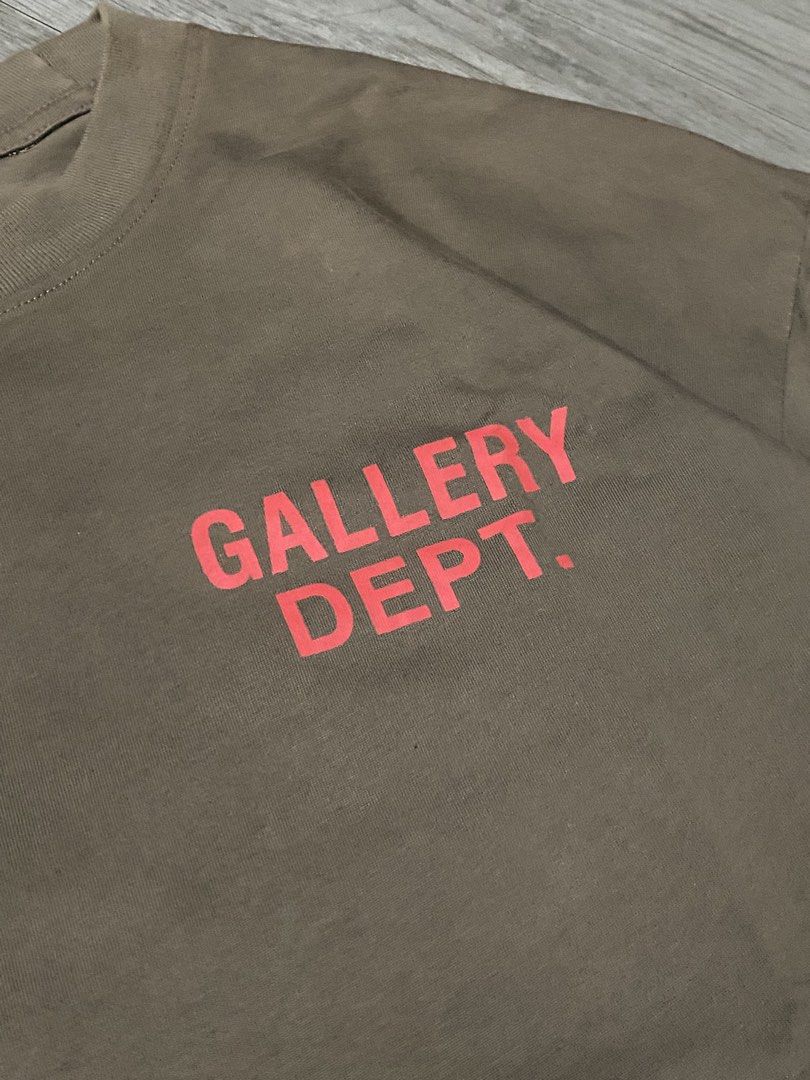 Gallery Dept. Brown Souvenir Longsleeves (Category: Tshirts & Polo Shirts ) located in Manila. Submitted by maisongrails (Listing ID 1459794877, Image 2). Description: Gallery Dept. Brown Souvenir Longsleeve Dimes: 26x22 Condition: 8.5/10 Color rate: 8/10 Issue/s: Fading/white marks on back neckline Price: ₱1,300 📍 Mandaluyong Location 📦 Via Lalamove/J&T. Meetups around mandaluyong & makati area.
