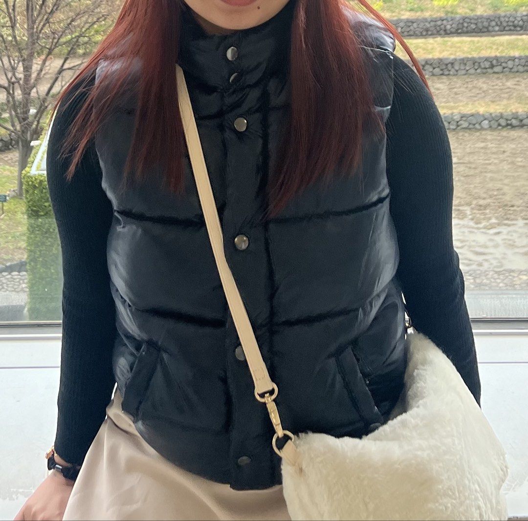 GAP Puffer Vest Navy Blue (Category: Sneakers) located in Taguig. Submitted by oceanwaves21 (Listing ID 1459858549, Image 1). Description: Used once in Japan. Rfs. Decluttering. .