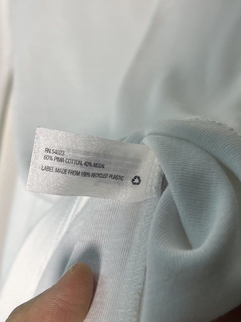 Gap white longsleeve (Category: Longsleeves) located in Manila. Submitted by lulu.coco (Listing ID 1459799492, Image 3). Description: • Flaw: small hole, see photo • Last price posted, low ballers will not be entertained • For shipping only. Add 50 for m.m, 120 outside m.m • Gcash or BDO.