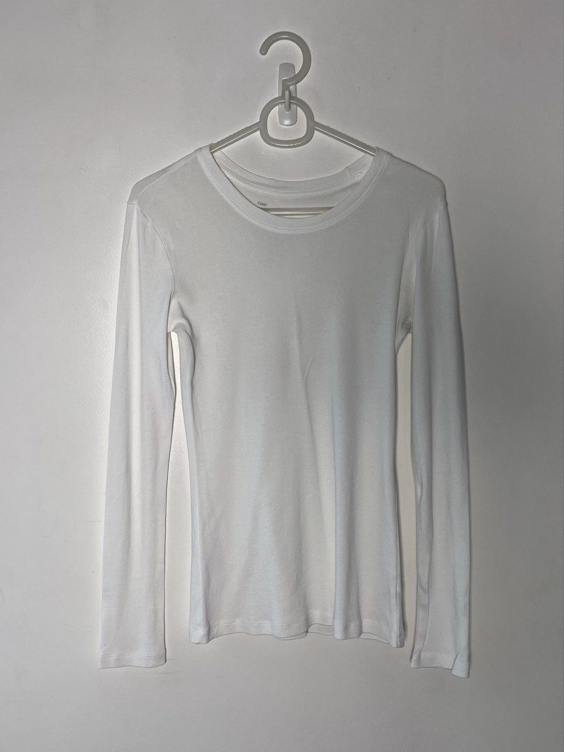 Gap white longsleeve (Category: Longsleeves) located in Manila. Submitted by lulu.coco (Listing ID 1459799492, Image 1). Description: • Flaw: small hole, see photo • Last price posted, low ballers will not be entertained • For shipping only. Add 50 for m.m, 120 outside m.m • Gcash or BDO.