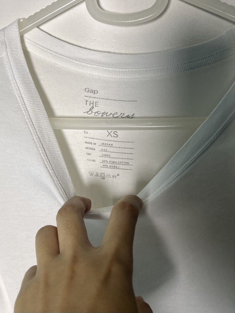 Gap white longsleeve (Category: Longsleeves) located in Manila. Submitted by lulu.coco (Listing ID 1459799492, Image 2). Description: • Flaw: small hole, see photo • Last price posted, low ballers will not be entertained • For shipping only. Add 50 for m.m, 120 outside m.m • Gcash or BDO.