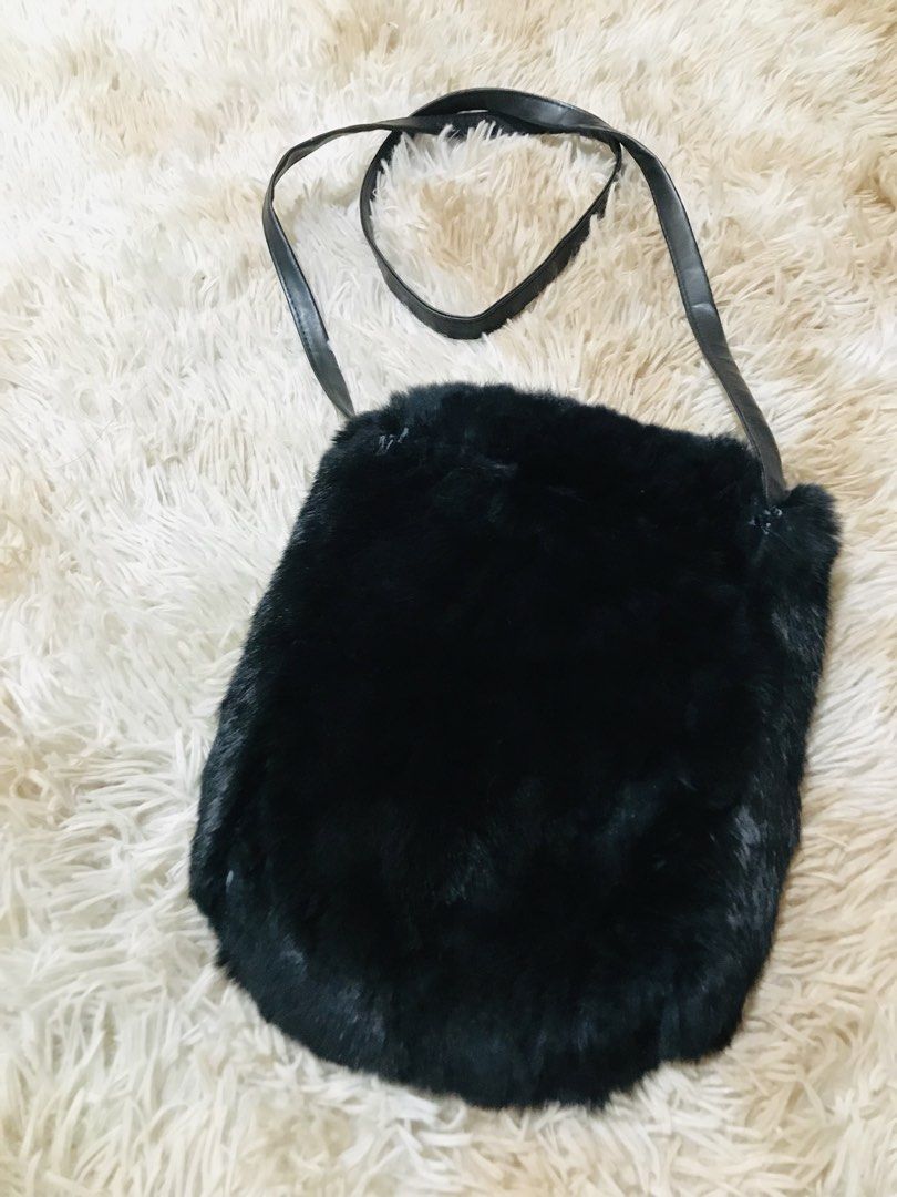 GENUINE FUR SLING BAG (Category: Cross-body Bags) located in Gamu. Submitted by 2022bagsbunny (Listing ID 1459718673, Image 2). Description: .
