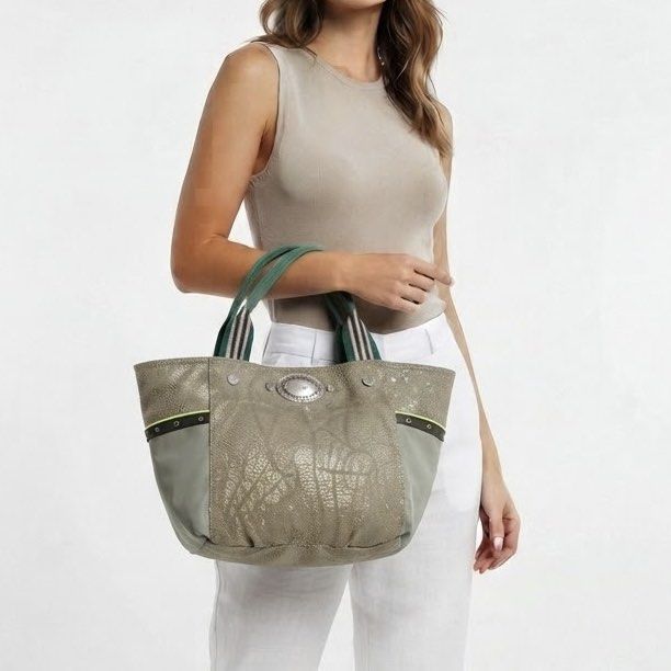GEORGE GINA & LUCY W Handbag (Category: Luxury Bags & Wallets) located in Bauang. Submitted by thriftypockets92 (Listing ID 1459785472, Image 3). Description: .