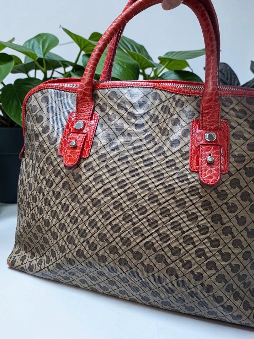 GHERARDINI FIRENZE LEATHER TOTE BAG (Category: Tote Bags) located in Las Pinas. Submitted by annachiaonair2037 (Listing ID 1459794105, Image 3). Description: GHERARDINI FIRENZE LEATHER TOTE BAG FROM JAPAN MADE IN ITALY LAMPO ZIPPER PVC LEATHER WITG CROC LEATHER TRIM NORMAL SIGN OF USAGE, SEE LAST PIC H 11" L 15" W 4.5" Disclaimer: I am not affiliated with, associated with, or authorized by any of the brands featured posted. Any mention of brand n