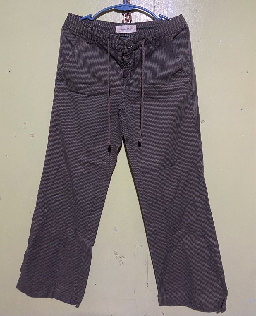 Giordano Khakis Striped Cropped Pants (Category: Other Bottoms) located in Tarlac. Submitted by pangz0918 (Listing ID 1459809418, Image 1). Description: - Giordano Khakis cropped pants - Color: Grey with thin white pinstripes - Features: Drawstring waist for adjustable fit - Style: Cropped length, wide leg opening - Material: 100% Cotton - Ideal for: Casual wear.