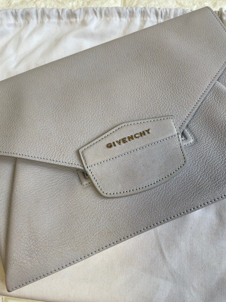 Givenchy （分類：手袋及銀包）位於 Hong Kong。 由 shopperrrrrrr 提交（商品編號 1459879110，圖片 3）。簡介： With dust bag and brand card Size : 31x21cm。
