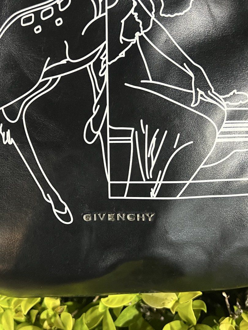 Givenchy Black Bambi Stargate Shopper (Category: Luxury Bags & Wallets) located in Bacolod City. Submitted by novymae23 (Listing ID 1459712935, Image 3). Description: Givenchy Black Bambi Stargate Shopper size Medium Excellent Condition No Issue Authentic .