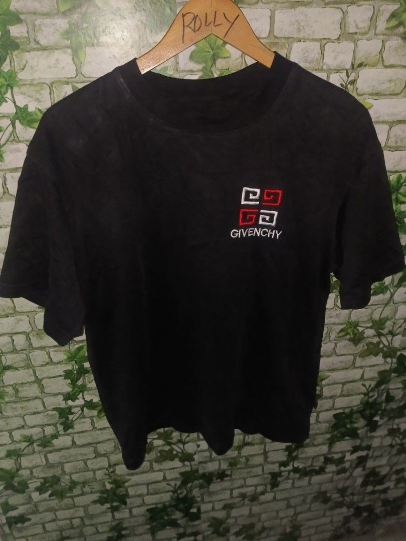 Givenchy Black T-shirt with Logo (Category: Tshirts & Polo Shirts ) located in Carcar. Submitted by rolandobac92675 (Listing ID 1459746077, Image 1). Description: - Authentic Black Givenchy T-shirt - Features iconic embroidered Givenchy logo on chest - Made from soft, comfortable fabric - Relaxed fit, perfect for casual outings.