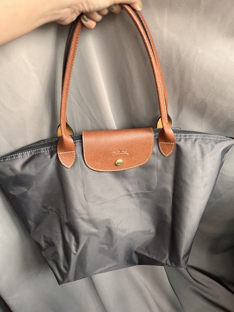 Gray Longchamp (Category: Tote Bags) located in San Jacinto. Submitted by kellysthrift_ (Listing ID 1459744173, Image 2). Description: Longhandle large longchamp gray.