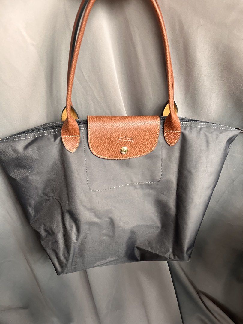 Gray Longchamp (Category: Tote Bags) located in San Jacinto. Submitted by kellysthrift_ (Listing ID 1459744173, Image 1). Description: Longhandle large longchamp gray.