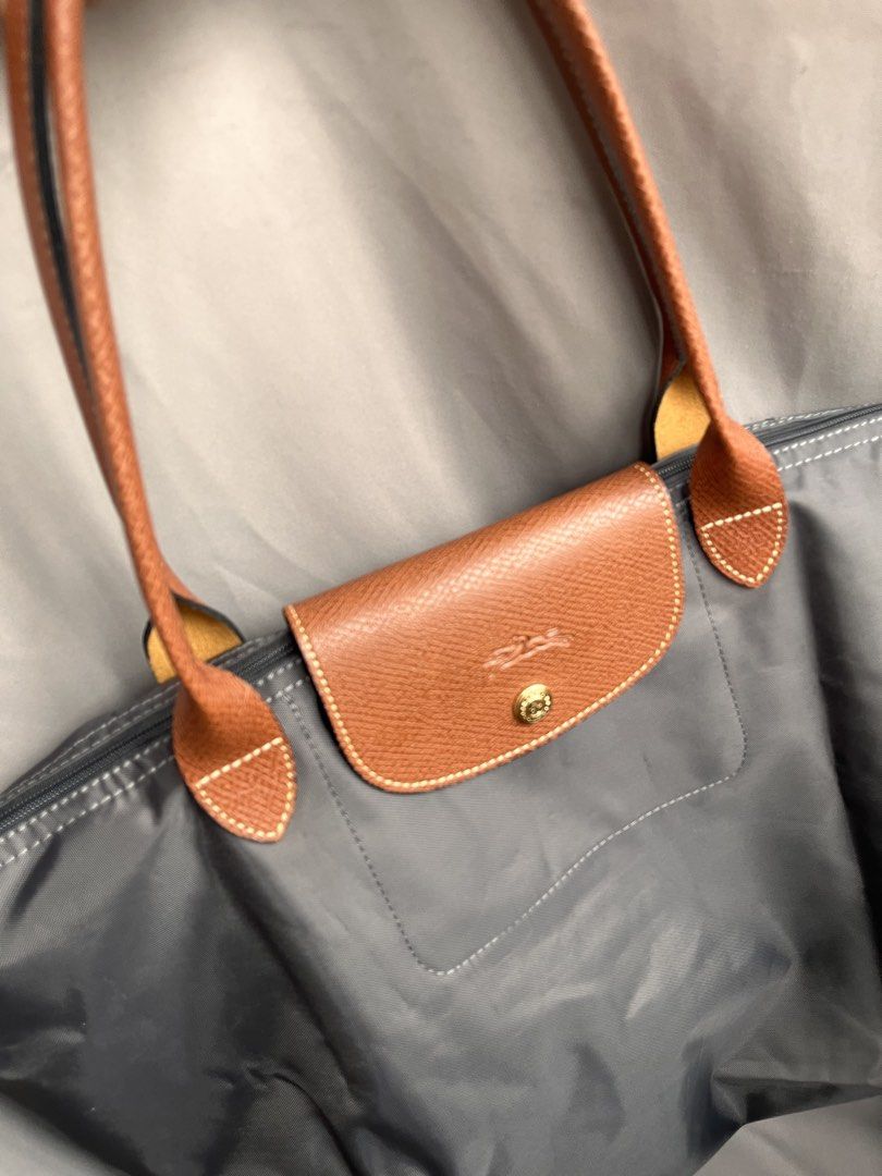 Gray Longchamp (Category: Tote Bags) located in San Jacinto. Submitted by kellysthrift_ (Listing ID 1459744173, Image 3). Description: Longhandle large longchamp gray.
