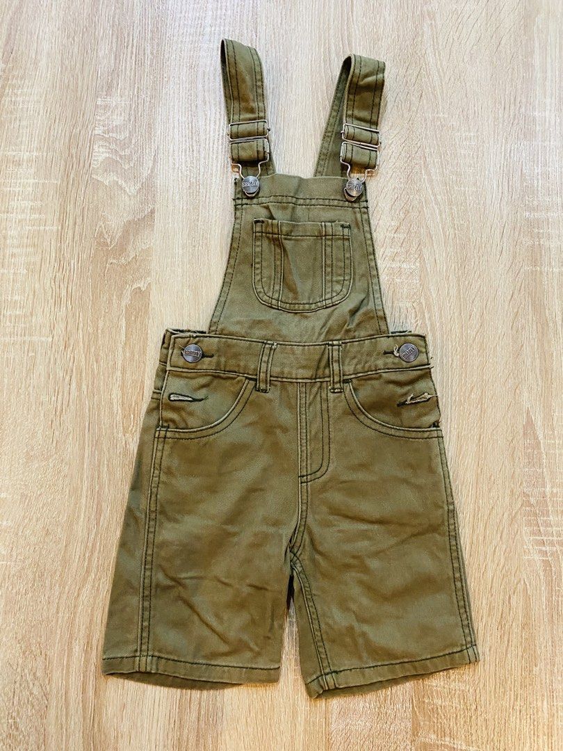 Grizzly Khaki Shorts Overalls (Category: Babies & Kids Fashion) located in Indang. Submitted by matilde.sshop (Listing ID 1459889126, Image 1). Description: - Grizzly khaki shorts overalls - Bib pocket and side pockets - Adjustable straps with metal clasps - Button closure on the sides - Estimated size: 2T - Ideal for casual wear.