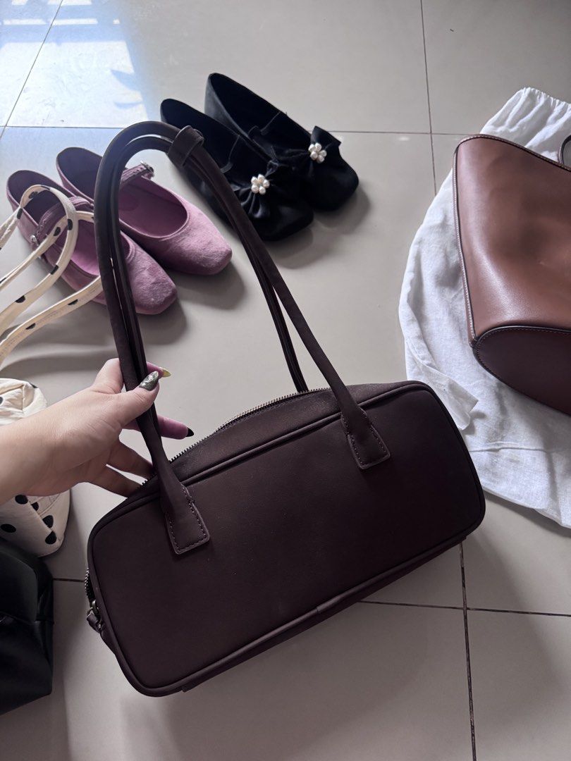 GU WIDE BOSTON/ BOWLER BAG (Category: Shoulder Bags) located in Makati City. Submitted by sassywear.ph (Listing ID 1459834106, Image 1). Description: Like new condition, used once lang. Bought from Japan. .