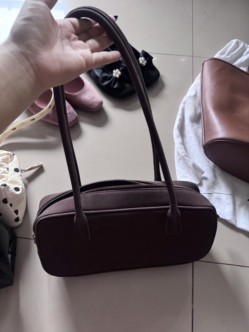 GU WIDE BOSTON/ BOWLER BAG (Category: Shoulder Bags) located in Makati City. Submitted by sassywear.ph (Listing ID 1459834106, Image 3). Description: Like new condition, used once lang. Bought from Japan. .