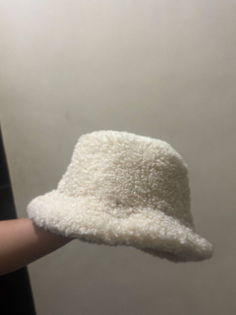 GU Sherpa Bucket Hat (Category: Hats & Beanies) located in Quezon City. Submitted by hanztrong (Listing ID 1459770047, Image 1). Description: - Cozy GU Sherpa Bucket Hat - Creamy off-white color - Soft and fluffy material for ultimate comfort - Keeps you warm and stylish - Easy to wear for casual outings.