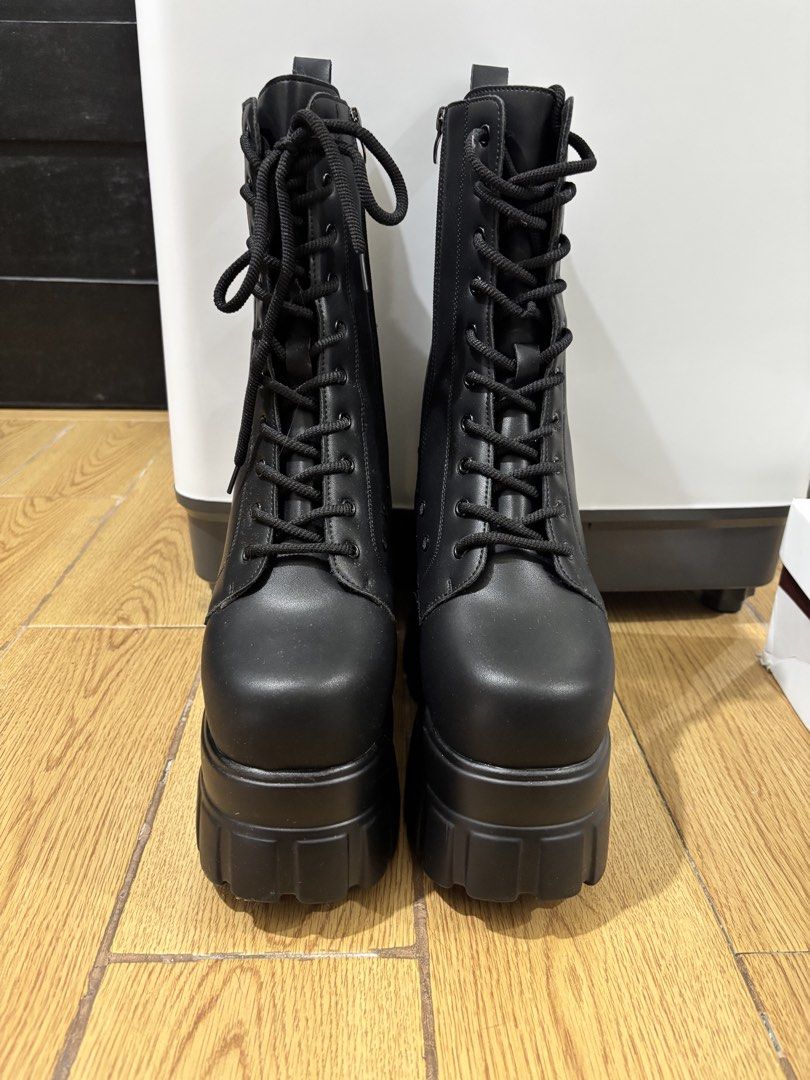 Guanyang 22cm Boots (Category: Boots) located in Manila. Submitted by Bun.Baguette (Listing ID 1459834528, Image 1). Description: Never been used as the size is too big for me Size 40 Issue: Left boot came with a bit of glue residue, and damaged box. The boots itself is in perfect condition MOP: GoTyme MOD: Lalamove Loc: Taft Manila.