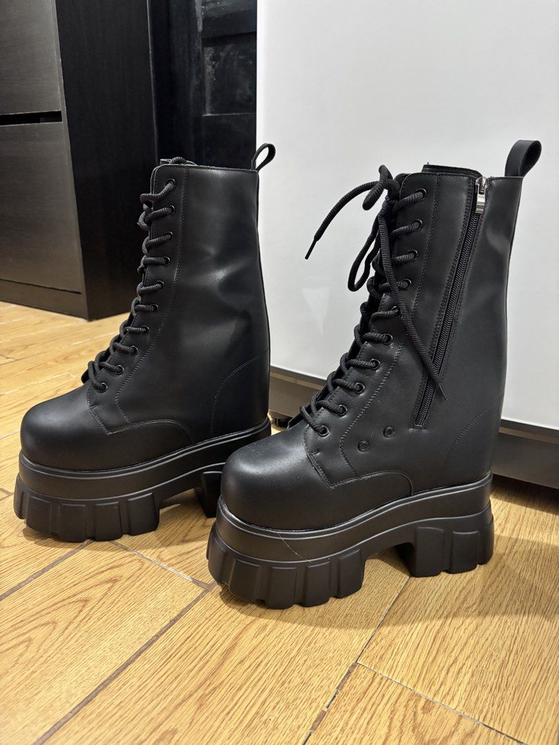 Guanyang 22cm Boots (Category: Boots) located in Manila. Submitted by Bun.Baguette (Listing ID 1459834528, Image 3). Description: Never been used as the size is too big for me Size 40 Issue: Left boot came with a bit of glue residue, and damaged box. The boots itself is in perfect condition MOP: GoTyme MOD: Lalamove Loc: Taft Manila.