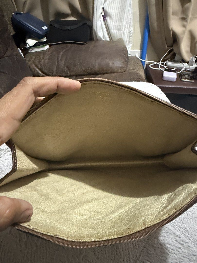 Gucci pouch/wallet (Category: Luxury Bags & Wallets) located in Calamba. Submitted by angelspetdogs (Listing ID 1459766805, Image 2). Description: Original vintage wallet gucci .