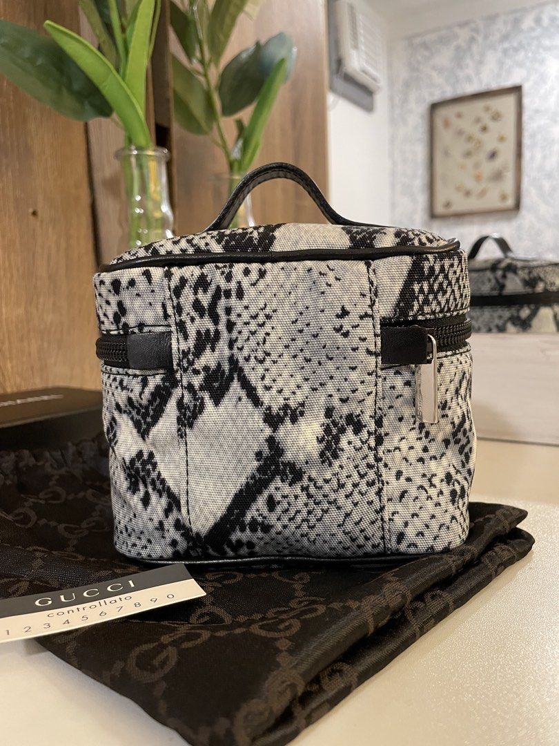 Gucci Vanity Case. (Category: Announcements) located in Tarlac. Submitted by ijiro_decluttering (Listing ID 1459893220, Image 2). Description: Like new condition. Wala ako dapat I explain. 🤍 free shipping. .