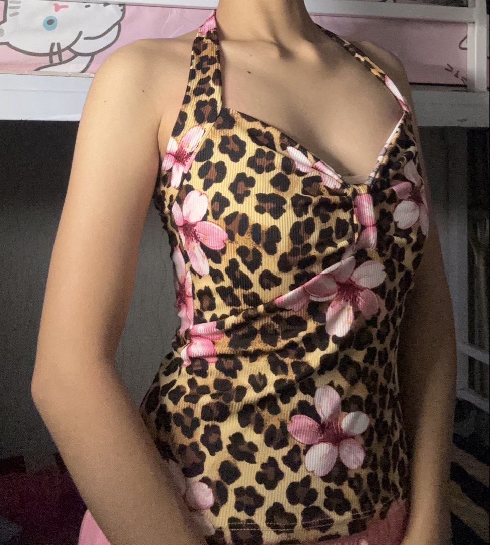 Halter Top Sleeveless Brown (Category: Sleeveless) located in Pasay City. Submitted by marliencalimag (Listing ID 1459788168, Image 1). Description: Used Once Stretchable Fabric Easy and Comfy to wear! RFS: Declutter Mop: Gcash Mod: lalamove or JNT .