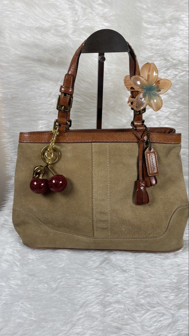 Hamptons Suede Tassel Satchel (Category: Shoulder Bags) located in Manila. Submitted by vintage_og_bagash (Listing ID 1459831900, Image 1). Description: Vintage Coach Hamptons Suede Tassel Satchel 🤎 Soft suede, brown leather details & that classic vintage charm. .