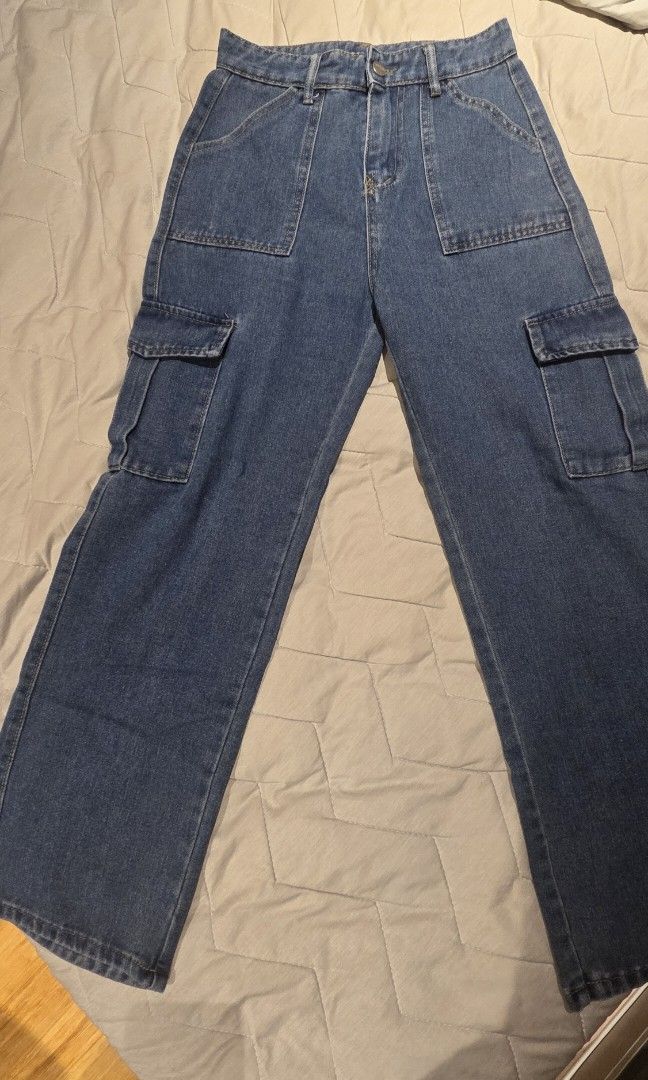 High Waisted Wide Leg Cargo Jeans (Category: Jeans) located in Mandaluyong City. Submitted by loijiminigo (Listing ID 1459639984, Image 3). Description: - Super cute high-waisted cargo jeans - Wide leg fit, very comfy - Perfect for a casual look - Size: SMALL (petite) - Waist: Fits 24-26 inches - Hips: Fits 33 inches - Length: 40 inches - Great staple piece for your wardrobe.