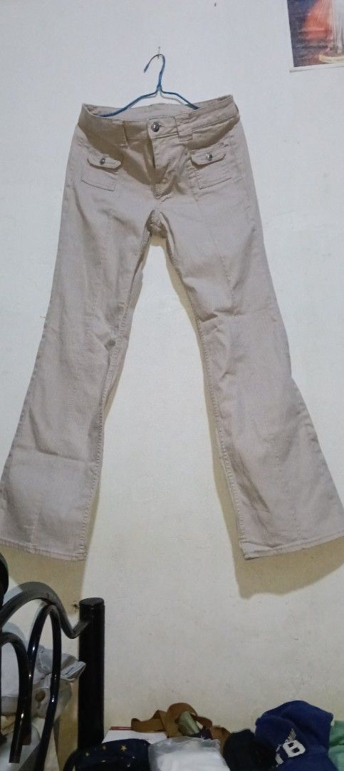 H&M Beige Flared Pants (Category: Other Bottoms) located in Taguig. Submitted by trade_fairly (Listing ID 1459887726, Image 2). Description: - Beige flared pants from H&M - Front button and zip closure - Two front pocket details - Legs flare out towards the bottom - Versatile for casual or dressed-up looks - Comfortable fit - from US H&M.
