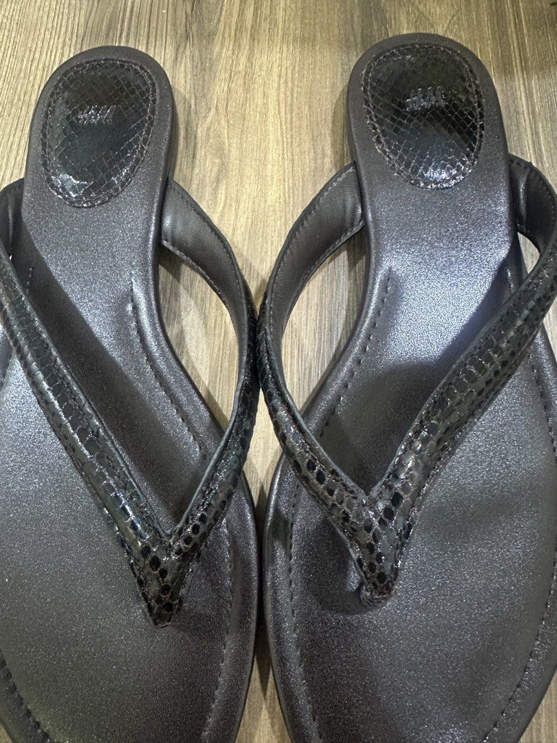 H&M Black Snake Print Flip Flops Size 39 (Category: Slippers and slides) located in Muntinlupa City. Submitted by fa.jha (Listing ID 1459888359, Image 3). Description: - Brand: H&M - Color: Black - Size: 39 - Design: Subtle snake print detail on straps and heel - Style: Easy slip-on - Occasion: Great for casual wear - Condition: Some dust on soles from storage.
