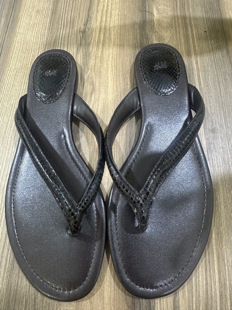 H&M Black Snake Print Flip Flops Size 39 (Category: Slippers and slides) located in Muntinlupa City. Submitted by fa.jha (Listing ID 1459888359, Image 2). Description: - Brand: H&M - Color: Black - Size: 39 - Design: Subtle snake print detail on straps and heel - Style: Easy slip-on - Occasion: Great for casual wear - Condition: Some dust on soles from storage.