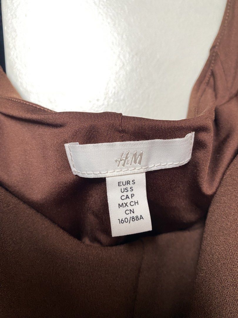h&m brown structured top (Category: Sleeveless) located in Antipolo. Submitted by dullfeirie (Listing ID 1459727778, Image 2). Description: full length. no issues.