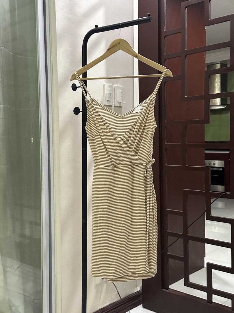 H&M Dress (Category: Dresses) located in Quezon City. Submitted by riavero (Listing ID 1459834360, Image 1). Description: Stock item — defect: Stain & run (last photo) — presko pa din — Bust relaxed at 30” — never nasuot ⚠️ Disclaimer: MPO (Mall Pull-Out) pieces are authentic BUT, these are mall stocks/rejects due to factory defects, so kindly manage your expectations as some pieces may have factory defects..